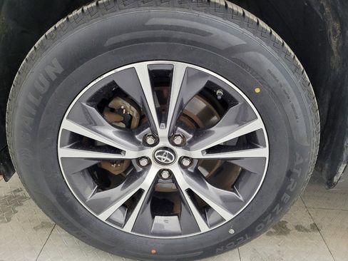 Used 2018 Toyota Highlander LE image 31