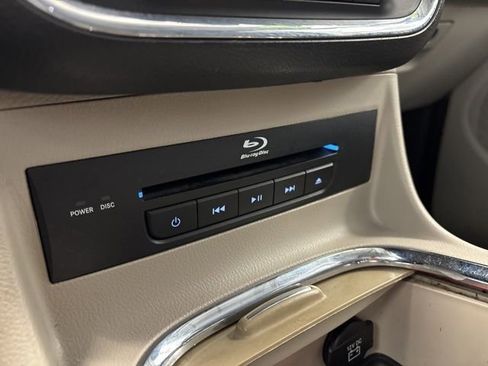 Used 2014 Chrysler Town & Country Touring-L FWD image 38