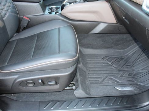 Used 2024 GMC Canyon Denali image 17