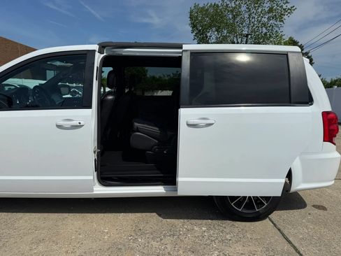 Used 2018 Dodge Grand Caravan SXT w/ Driver Convenience Group FWD image 19