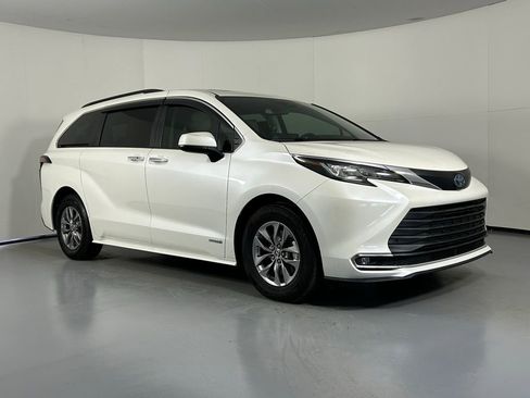 Used 2021 Toyota Sienna XLE image 1