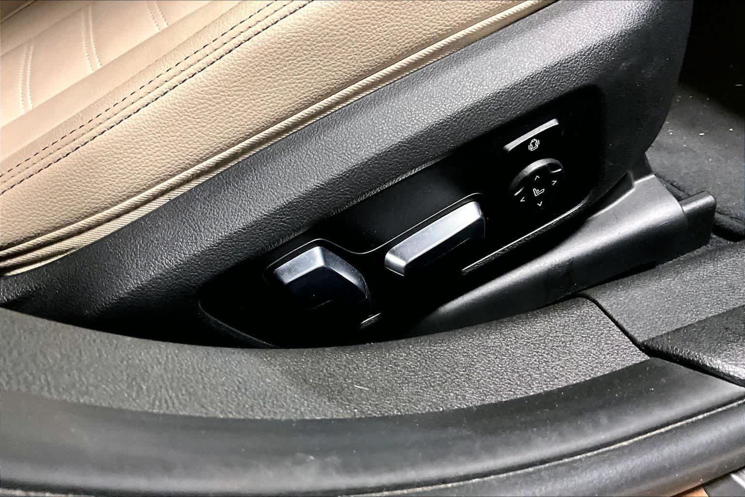 Used 2019 BMW 330i xDrive Sedan w/ Premium Package AWD/4WD image 10