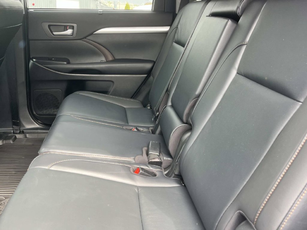 Used 2019 Toyota Highlander XLE FWD image 25
