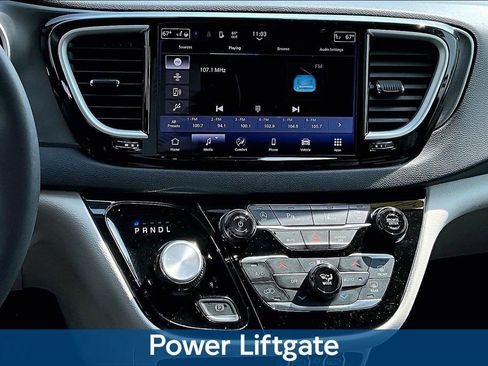 Used 2024 Chrysler Pacifica Touring-L FWD image 10