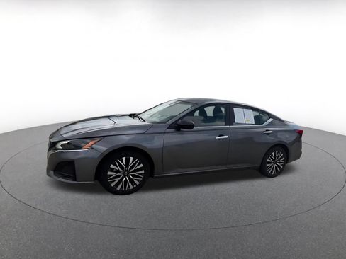 Used 2025 Nissan Altima 2.5 SV FWD image 8