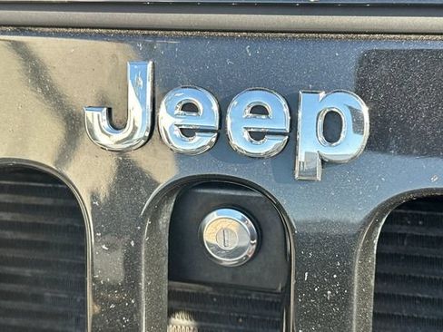 Used 2017 Jeep Wrangler Rubicon w/ Power Convenience Group AWD/4WD image 9