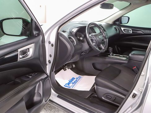 Used 2019 Nissan Pathfinder SV FWD image 3
