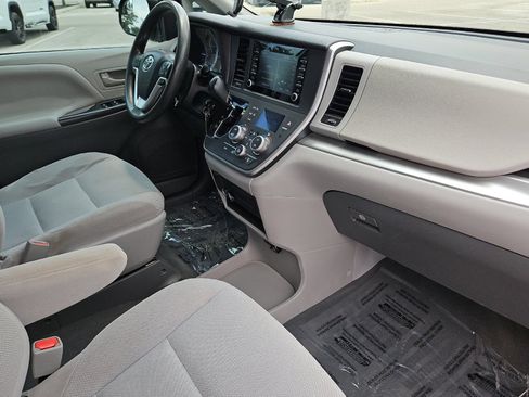Used 2020 Toyota Sienna L FWD image 16