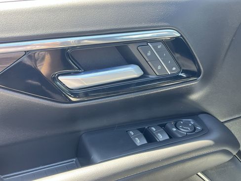 Used 2025 Chevrolet Suburban Z71 AWD/4WD image 21