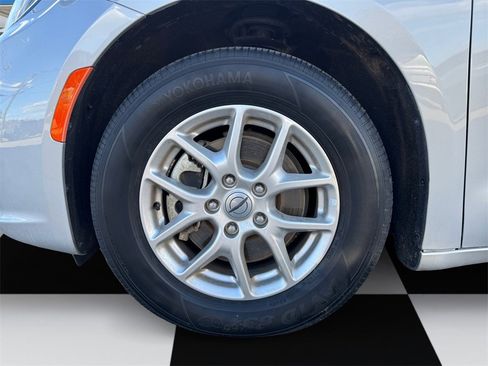 Used 2024 Chrysler Pacifica Touring-L image 14