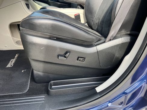 Used 2017 Dodge Grand Caravan SXT FWD image 19