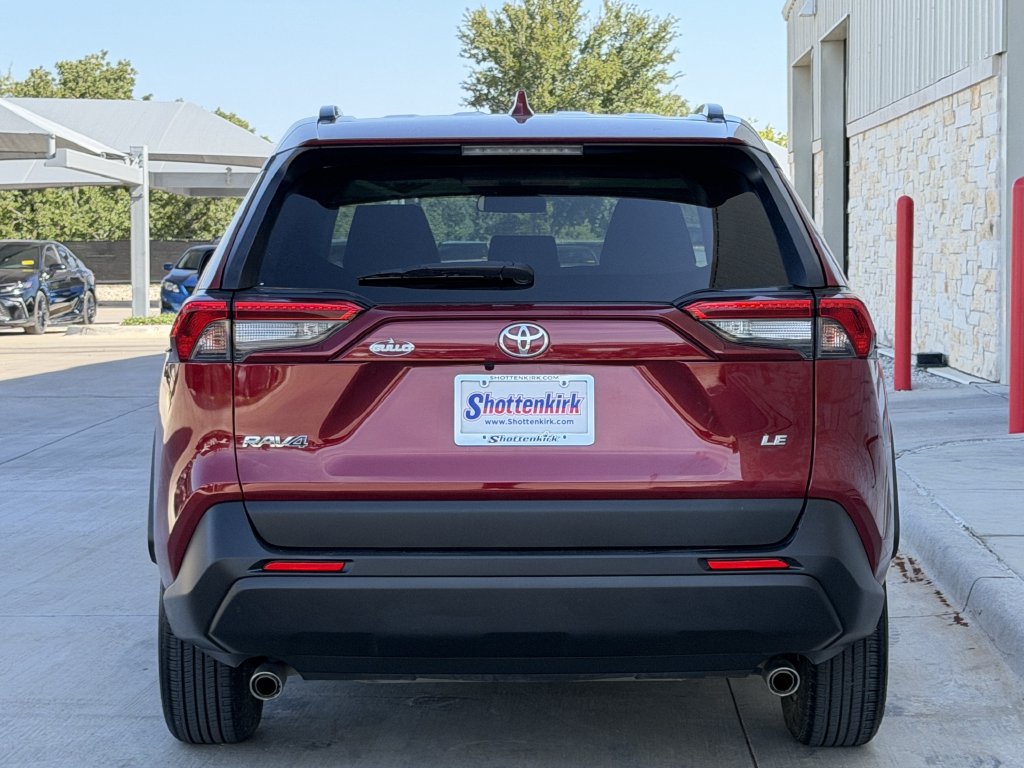 Used 2020 Toyota RAV4 LE FWD image 5
