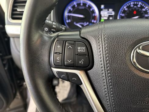 Used 2019 Toyota Highlander XLE image 12