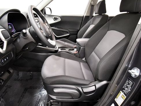 Certified 2025 Kia Soul LX w/ LX Technology Package FWD image 14