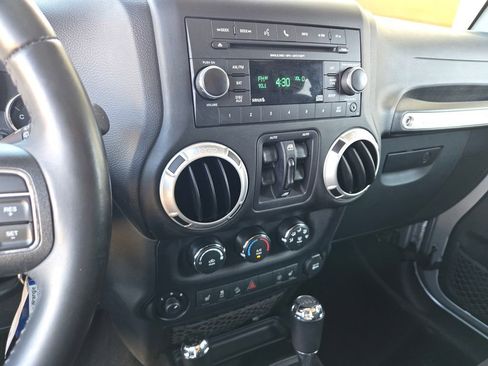 Used 2015 Jeep Wrangler Unlimited Sahara w/ Connectivity Group image 15