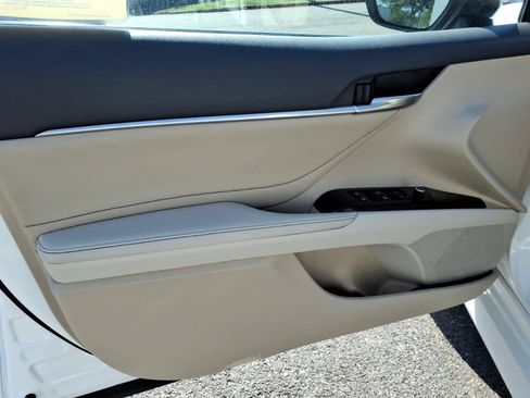 Used 2018 Toyota Camry XLE FWD image 9