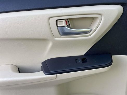 Used 2015 Toyota Camry LE image 11