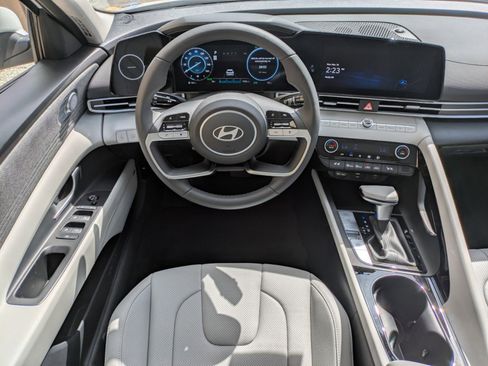 Used 2025 Hyundai Elantra Limited image 15