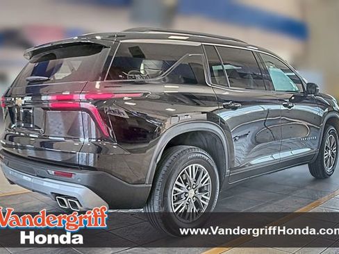 Used 2025 Chevrolet Traverse LT FWD image 1