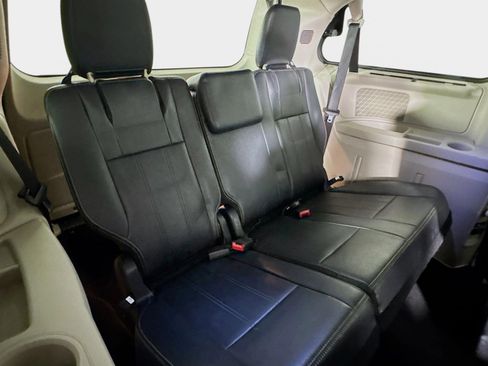 Used 2014 Chrysler Town & Country Touring image 25