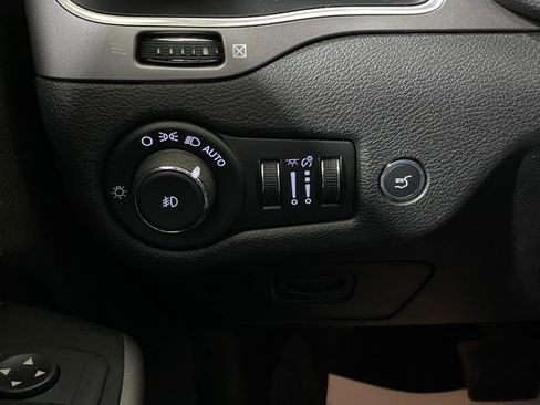 Used 2021 Jeep Cherokee Latitude Lux w/ Comfort/Convenience Group AWD/4WD image 19