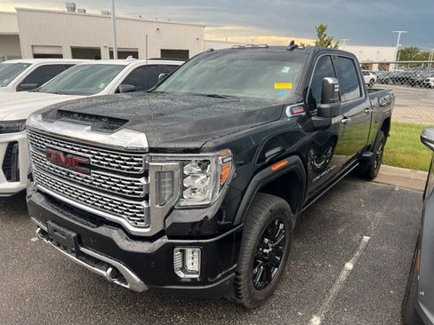 Used 2021 GMC Sierra 2500 Denali w/ Denali Black Diamond Edition AWD/4WD image 3