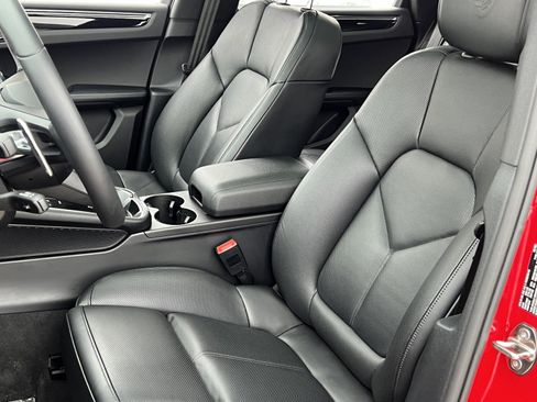 Certified 2025 Porsche Macan image 5