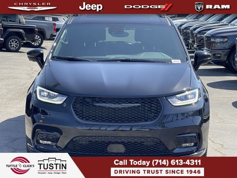New 2026 Chrysler Pacifica Limited w/ Uconnect Theater Family Group FWD image 2
