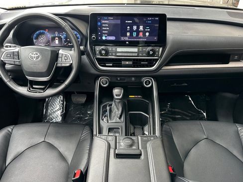 Used 2025 Toyota Grand Highlander AWD image 16