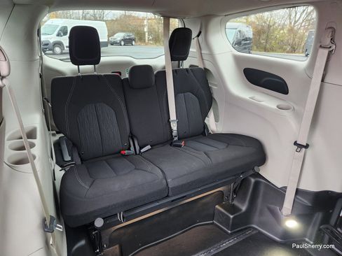 Used 2020 Chrysler Voyager L image 5