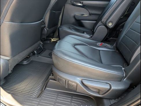 Used 2023 Toyota Highlander XLE FWD image 10