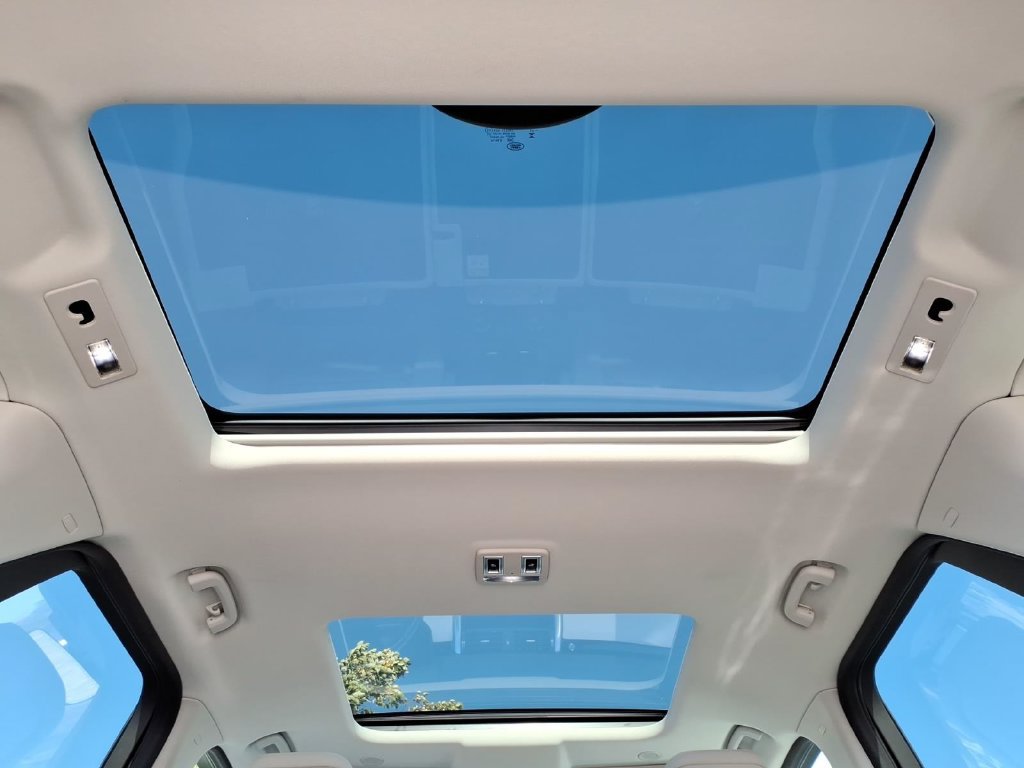 Certified 2025 Land Rover Discovery S AWD/4WD image 25
