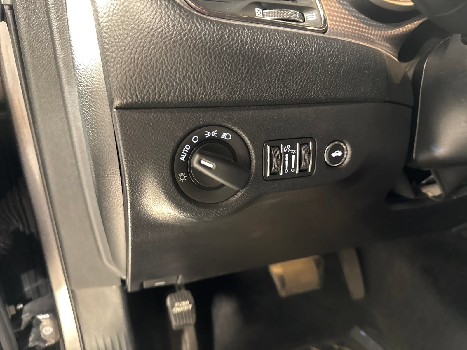Used 2015 Dodge Challenger SRT Hellcat RWD image 18