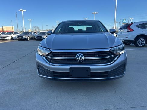 Used 2024 Volkswagen Jetta SE image 3