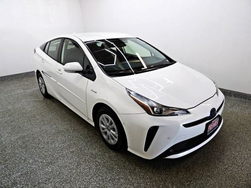 Used 2019 Toyota Prius LE FWD image 3