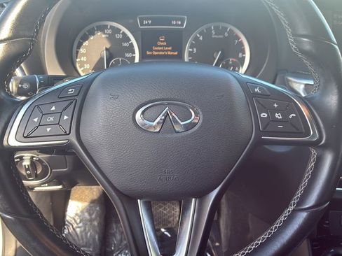 Used 2018 INFINITI QX30 ESSENTIAL w/ Cargo Package image 11