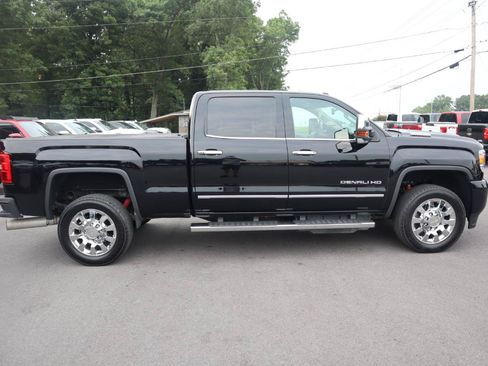 Used 2019 GMC Sierra 2500 Denali w/ Duramax Plus Package AWD/4WD image 4
