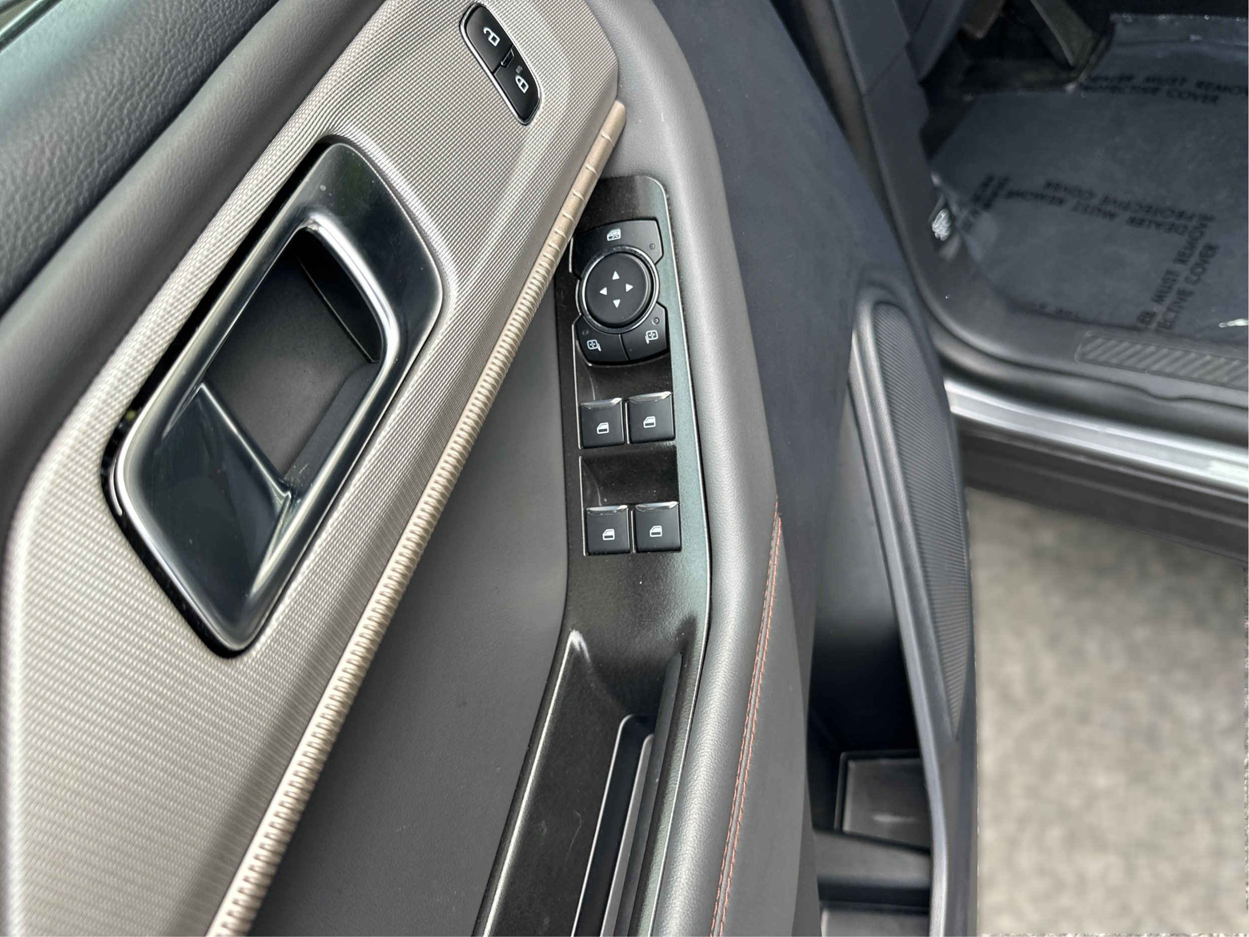 Used 2025 Ford Explorer Active AWD/4WD image 30