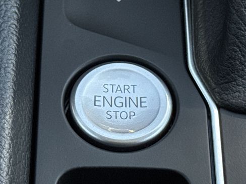 Used 2023 Volkswagen Atlas SE w/ Panoramic Sunroof Package image 8