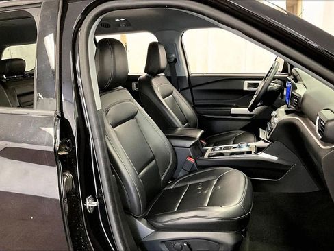 Certified 2023 Ford Explorer XLT w/ Equipment Group 202A image 7