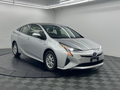 Used 2018 Toyota Prius Three image 2