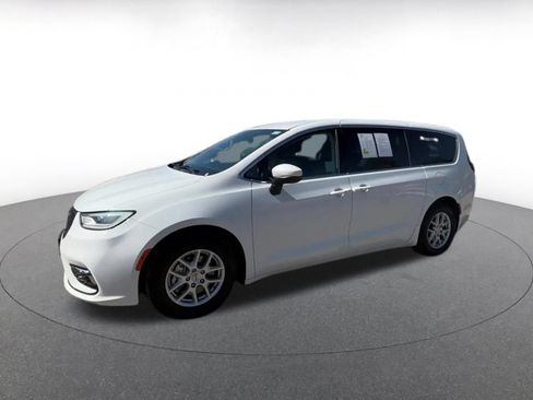 Used 2023 Chrysler Pacifica Touring-L FWD image 8