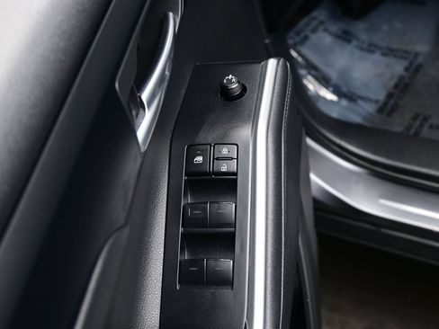 Used 2024 Toyota Highlander XLE AWD/4WD image 10