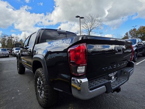 Used 2019 Toyota Tacoma TRD Off-Road AWD/4WD image 7