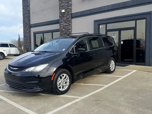 Used 2020 Chrysler Voyager Lxi image 2
