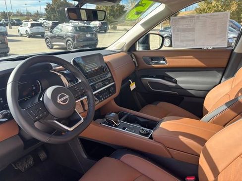 New 2025 Nissan Pathfinder Platinum w/ Black Appearance Package image 26