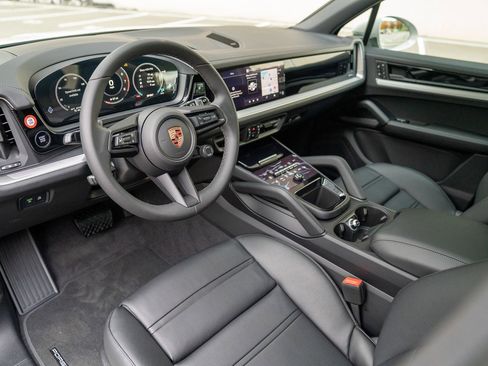 Certified 2026 Porsche Cayenne AWD/4WD image 4
