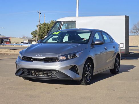 Used 2024 Kia Forte LXS w/ LXS Technology Package image 3