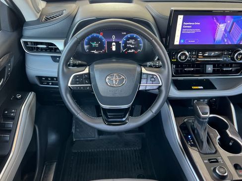 Certified 2024 Toyota Highlander Platinum AWD/4WD image 15