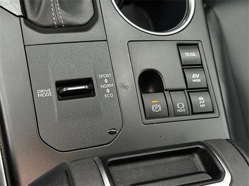 Certified 2023 Toyota Highlander XLE image 30